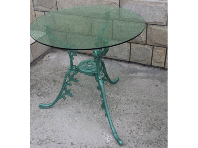 Маса със стъклен плот